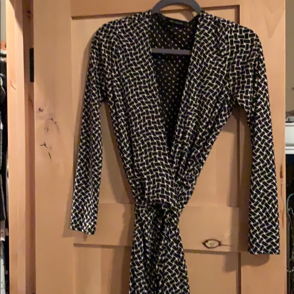 The limited: Geometric white and black wrap dress